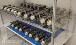 The 28 mini satellites of the „Flock 1“ ready for shipping. Once the satellites are assembled, Planet Labs conducts a variety of tests to provide confidence in the satellites’ performance in space. Source: Planet Labs